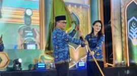 Gubernur Maluku Utara Sherly Tjoanda menerima bendera pataka sebagai tanda Malut mulai menyiapkan diri untuk menyambut pelaksanaan MTQ KORPRI 2028. || dok : Kasedata
