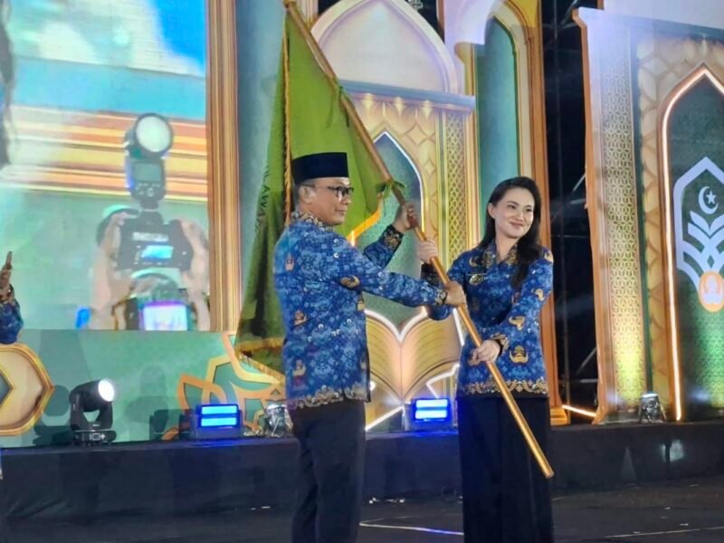 Gubernur Maluku Utara Sherly Tjoanda menerima bendera pataka sebagai tanda Malut mulai menyiapkan diri untuk menyambut pelaksanaan MTQ KORPRI 2028. || dok : Kasedata
