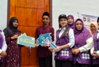 Gubernur Maluku Utara bersama Ketua TP PKK Ny. Tri Suswati Tito Karnavian meresmikan sekaligus menyerahkan kunci rumah layak huni, program RTLH tahun 2026. || dok : Ilham/Kasedata