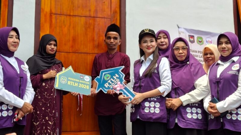 Gubernur Maluku Utara bersama Ketua TP PKK Ny. Tri Suswati Tito Karnavian meresmikan sekaligus menyerahkan kunci rumah layak huni, program RTLH tahun 2026. || dok : Ilham/Kasedata