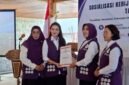 Gubernur Maluku Utara Sherly Tjoanda didampingi Ketua Tim Pembina Posyandu Maluku Utara Rusni Sarbin menerima plakat penghargaan yang diserahkan langsung Ketua Umum Tim Pembina Posyandu Tri Tito Karnavian disaksikan oleh Direktur Fasilitasi LKAD PKK dan Posyandu Kemendagri RI Nita Roslin. || dok : Ilham/Kasedata