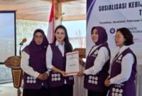 Gubernur Maluku Utara Sherly Tjoanda didampingi Ketua Tim Pembina Posyandu Maluku Utara Rusni Sarbin menerima plakat penghargaan yang diserahkan langsung Ketua Umum Tim Pembina Posyandu Tri Tito Karnavian disaksikan oleh Direktur Fasilitasi LKAD PKK dan Posyandu Kemendagri RI Nita Roslin. || dok : Ilham/Kasedata