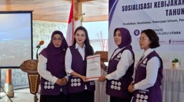 Gubernur Maluku Utara Sherly Tjoanda didampingi Ketua Tim Pembina Posyandu Maluku Utara Rusni Sarbin menerima plakat penghargaan yang diserahkan langsung Ketua Umum Tim Pembina Posyandu Tri Tito Karnavian disaksikan oleh Direktur Fasilitasi LKAD PKK dan Posyandu Kemendagri RI Nita Roslin. || dok : Ilham/Kasedata