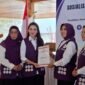 Gubernur Maluku Utara Sherly Tjoanda didampingi Ketua Tim Pembina Posyandu Maluku Utara Rusni Sarbin menerima plakat penghargaan yang diserahkan langsung Ketua Umum Tim Pembina Posyandu Tri Tito Karnavian disaksikan oleh Direktur Fasilitasi LKAD PKK dan Posyandu Kemendagri RI Nita Roslin. || dok : Ilham/Kasedata
