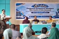 Kepala Dinas Pendidikan dan Kebudayaan Maluku Utara, Abubakar Abdullah saat membuka Workshop Penguatan Kompetensi Membaca Teks Sastra dan Teks Informasi bagi Guru Bahasa Indonesia dan Bahasa Inggris SMA se-Kota Ternate. || Foto : Ilham/Kasedata.id