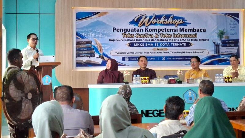 Kepala Dinas Pendidikan dan Kebudayaan Maluku Utara, Abubakar Abdullah saat membuka Workshop Penguatan Kompetensi Membaca Teks Sastra dan Teks Informasi bagi Guru Bahasa Indonesia dan Bahasa Inggris SMA se-Kota Ternate. || Foto : Ilham/Kasedata.id
