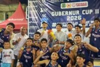Wakil Bupati Kabupaten Pulau Morotai, Rio Christian Pawane menerima trophy juara 1 Basket piala Gubernur Cup II tahun 2026. || Foto : Kasedata.id