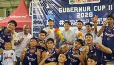 Wakil Bupati Kabupaten Pulau Morotai, Rio Christian Pawane menerima trophy juara 1 Basket piala Gubernur Cup II tahun 2026. || Foto : Kasedata.id
