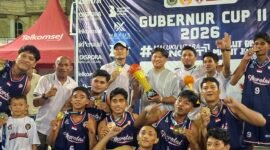 Wakil Bupati Kabupaten Pulau Morotai, Rio Christian Pawane menerima trophy juara 1 Basket piala Gubernur Cup II tahun 2026. || Foto : Kasedata.id