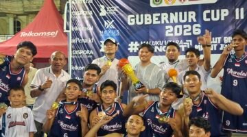 Wakil Bupati Kabupaten Pulau Morotai, Rio Christian Pawane menerima trophy juara 1 Basket piala Gubernur Cup II tahun 2026. || Foto : Kasedata.id