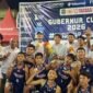 Wakil Bupati Kabupaten Pulau Morotai, Rio Christian Pawane menerima trophy juara 1 Basket piala Gubernur Cup II tahun 2026. || Foto : Kasedata.id