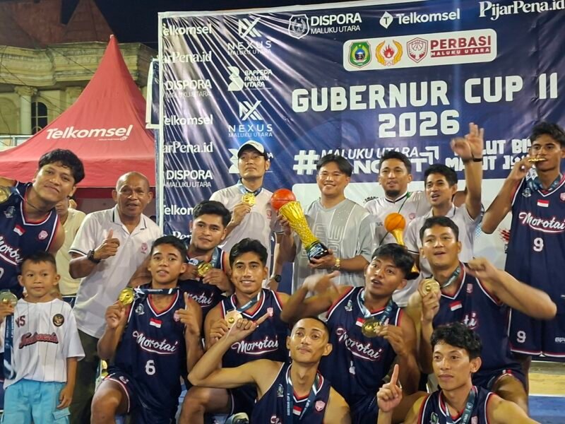 Wakil Bupati Kabupaten Pulau Morotai, Rio Christian Pawane menerima trophy juara 1 Basket piala Gubernur Cup II tahun 2026. || Foto : Kasedata.id