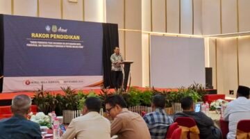 Kepala Dinas Pendidikan dan Kebudayaan (Dikbud) Provinsi Maluku Utara, Abubakar Abdullah memaparkan capaian sekaligus target yang masih harus dikejar untuk mempercepat pemerataan dan peningkatan mutu pendidikan di wilayah kepulauan. || Foto : kasedata.id
