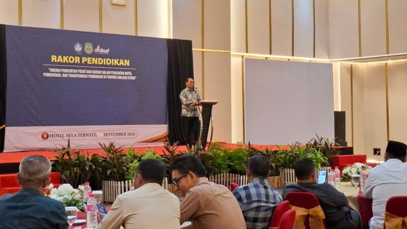 Kepala Dinas Pendidikan dan Kebudayaan (Dikbud) Provinsi Maluku Utara, Abubakar Abdullah memaparkan capaian sekaligus target yang masih harus dikejar untuk mempercepat pemerataan dan peningkatan mutu pendidikan di wilayah kepulauan. || Foto : kasedata.id