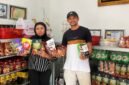 Kepala Dinas Perindag Maluku Utara, M. Ronny Saleh tampak memamerkan produk lokal dari empat industri kecil dan menengah (IKM) daerah yang dibawa ke Jakarta untuk tampil dalam Tjipta UMKM Fair 2026 di Sinar Mas Land Plaza, Jakarta. || dok : Kasedata