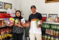 Kepala Dinas Perindag Maluku Utara, M. Ronny Saleh tampak memamerkan produk lokal dari empat industri kecil dan menengah (IKM) daerah yang dibawa ke Jakarta untuk tampil dalam Tjipta UMKM Fair 2026 di Sinar Mas Land Plaza, Jakarta. || dok : Kasedata