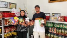 Kepala Dinas Perindag Maluku Utara, M. Ronny Saleh tampak memamerkan produk lokal dari empat industri kecil dan menengah (IKM) daerah yang dibawa ke Jakarta untuk tampil dalam Tjipta UMKM Fair 2026 di Sinar Mas Land Plaza, Jakarta. || dok : Kasedata