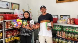 Kepala Dinas Perindag Maluku Utara, M. Ronny Saleh tampak memamerkan produk lokal dari empat industri kecil dan menengah (IKM) daerah yang dibawa ke Jakarta untuk tampil dalam Tjipta UMKM Fair 2026 di Sinar Mas Land Plaza, Jakarta. || dok : Kasedata