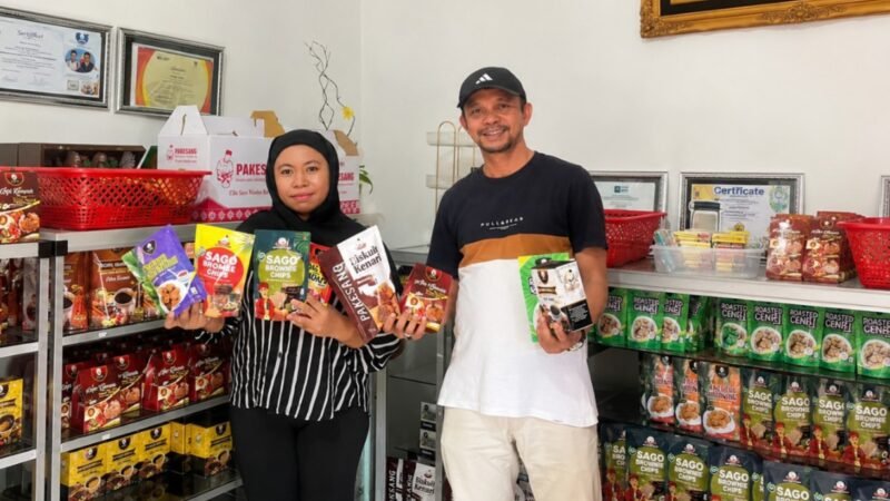 Kepala Dinas Perindag Maluku Utara, M. Ronny Saleh tampak memamerkan produk lokal dari empat industri kecil dan menengah (IKM) daerah yang dibawa ke Jakarta untuk tampil dalam Tjipta UMKM Fair 2026 di Sinar Mas Land Plaza, Jakarta. || dok : Kasedata