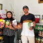 Kepala Dinas Perindag Maluku Utara, M. Ronny Saleh tampak memamerkan produk lokal dari empat industri kecil dan menengah (IKM) daerah yang dibawa ke Jakarta untuk tampil dalam Tjipta UMKM Fair 2026 di Sinar Mas Land Plaza, Jakarta. || dok : Kasedata