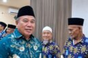 Kepala Biro Kesejahteraan Rakyat (Karo Kesra) Setda Provinsi Maluku Utara, Asrul Gailea menyerahkan uang saku kepada jemaah umroh. || dok : Ilham/Kasedata