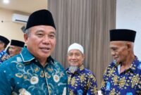 Kepala Biro Kesejahteraan Rakyat (Karo Kesra) Setda Provinsi Maluku Utara, Asrul Gailea menyerahkan uang saku kepada jemaah umroh. || dok : Ilham/Kasedata
