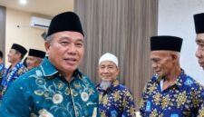 Kepala Biro Kesejahteraan Rakyat (Karo Kesra) Setda Provinsi Maluku Utara, Asrul Gailea menyerahkan uang saku kepada jemaah umroh. || dok : Ilham/Kasedata