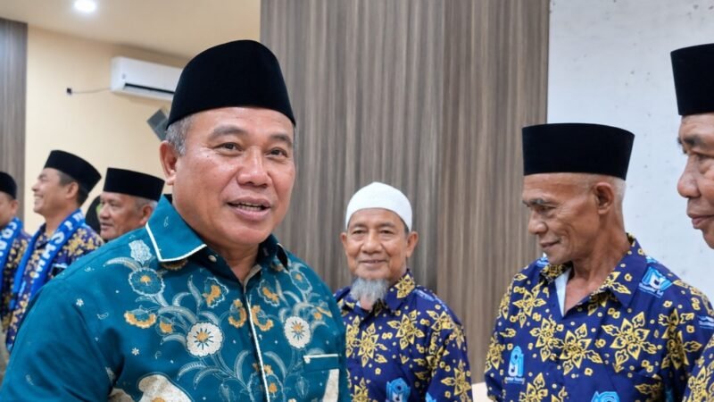 Kepala Biro Kesejahteraan Rakyat (Karo Kesra) Setda Provinsi Maluku Utara, Asrul Gailea menyerahkan uang saku kepada jemaah umroh. || dok : Ilham/Kasedata