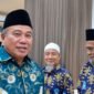 Kepala Biro Kesejahteraan Rakyat (Karo Kesra) Setda Provinsi Maluku Utara, Asrul Gailea menyerahkan uang saku kepada jemaah umroh. || dok : Ilham/Kasedata