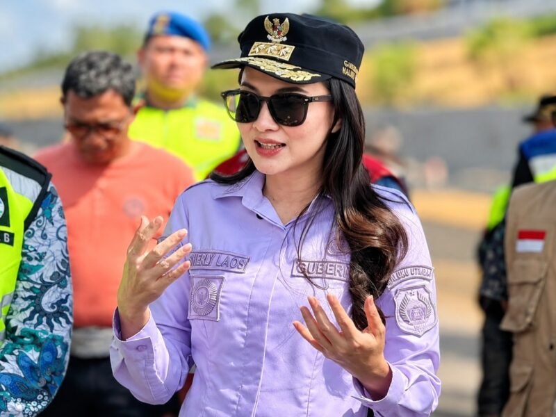 Gubernur Maluku Utara, Sherly Tjoanda Laos, mengunjungi Bandara Baabullah pada 10 September 2026 lalu. Lokasi tersebut menjadi salah satu posko pelaksanaan Operasi Modifikasi Cuaca (OMC). || Foto : Kasedata.id