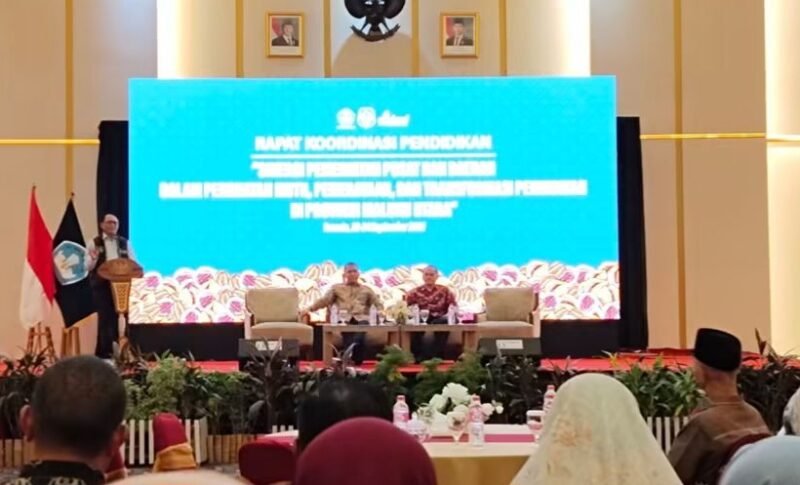 Kepala Dinas Pendidikan dan Kebudayaan Maluku Utara, Abubakar Abdullah, dalam sambutannya di Rakor Sinergi Pemerintah Pusat dan Daerah dalam Penguatan Mutu, Pemerataan, dan Transformasi Pendidikan di Malut. || Foto : Kasedata.id