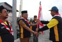 Penyerahan kembali bendera kontingen oleh Ketua Kontingen Kwarda Maluku Utara kepada Sekda Samsuddin Abdul Kadir. || dok : Kasedata