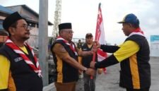 Penyerahan kembali bendera kontingen oleh Ketua Kontingen Kwarda Maluku Utara kepada Sekda Samsuddin Abdul Kadir. || dok : Kasedata