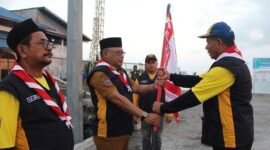 Penyerahan kembali bendera kontingen oleh Ketua Kontingen Kwarda Maluku Utara kepada Sekda Samsuddin Abdul Kadir. || dok : Kasedata