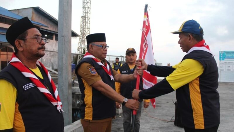 Penyerahan kembali bendera kontingen oleh Ketua Kontingen Kwarda Maluku Utara kepada Sekda Samsuddin Abdul Kadir. || dok : Kasedata