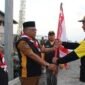 Penyerahan kembali bendera kontingen oleh Ketua Kontingen Kwarda Maluku Utara kepada Sekda Samsuddin Abdul Kadir. || dok : Kasedata