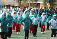 Ketua Umum TP PKK Pusat Tri Tito Karnavian didampingi Ketua TP PKK Maluku Utara Ny. Rusni Sarbin ikut senam bersama para guru, siswa dan kader PKK. || dok : Kasedata