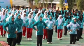 Ketua Umum TP PKK Pusat Tri Tito Karnavian didampingi Ketua TP PKK Maluku Utara Ny. Rusni Sarbin ikut senam bersama para guru, siswa dan kader PKK. || dok : Kasedata