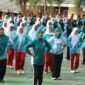 Ketua Umum TP PKK Pusat Tri Tito Karnavian didampingi Ketua TP PKK Maluku Utara Ny. Rusni Sarbin ikut senam bersama para guru, siswa dan kader PKK. || dok : Kasedata