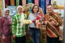 Wakil Menteri Pemberdayaan Perempuan dan Perlindungan Anak Veronica Tan bersama Wakil Menteri Ekonomi Kreatif Irene Umar menyambangi Booth Maluku Utara untuk mencicipi langsung aneka kudapan khas daerah. || dok : Kasedata