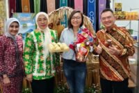Wakil Menteri Pemberdayaan Perempuan dan Perlindungan Anak Veronica Tan bersama Wakil Menteri Ekonomi Kreatif Irene Umar menyambangi Booth Maluku Utara untuk mencicipi langsung aneka kudapan khas daerah. || dok : Kasedata
