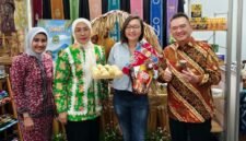 Wakil Menteri Pemberdayaan Perempuan dan Perlindungan Anak Veronica Tan bersama Wakil Menteri Ekonomi Kreatif Irene Umar menyambangi Booth Maluku Utara untuk mencicipi langsung aneka kudapan khas daerah. || dok : Kasedata