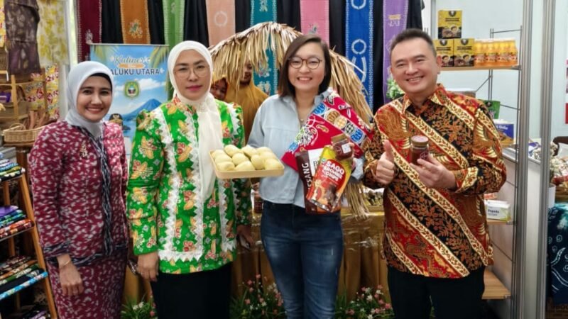 Wakil Menteri Pemberdayaan Perempuan dan Perlindungan Anak Veronica Tan bersama Wakil Menteri Ekonomi Kreatif Irene Umar menyambangi Booth Maluku Utara untuk mencicipi langsung aneka kudapan khas daerah. || dok : Kasedata