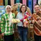 Wakil Menteri Pemberdayaan Perempuan dan Perlindungan Anak Veronica Tan bersama Wakil Menteri Ekonomi Kreatif Irene Umar menyambangi Booth Maluku Utara untuk mencicipi langsung aneka kudapan khas daerah. || dok : Kasedata