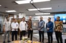Peluncuran secara simbolik buku Keindahan Laut Pesisir Barat Pulau Obi – Seri I Ikan Karang: Mosaik Kehidupan Laut yang Memikat oleh Vice President Environmental Marine HSE Harita Nickel Windy Prayogo, Kepala Pusat Mutu Pasca Panen Kementerian Kelautan dan Perikanan Catur Sarwanto, Direktur Pengendalian Pemanfaatan Ruang Laut Kementerian Kelautan dan Perikanan Fajar Kurniawan, CEO KG Media Andy Kumala, Komisaris Utama Harita Nickel Donald J Hermanus, Executive Vice President Corporate Communications Harita Nickel Haviez Gautama, Executive Vice President Environmental Affairs Harita Nickel Iwan Syahroni (dari kiri ke kanan) pada Selasa 8 September 2026 di Kompas Institut, Jakarta.