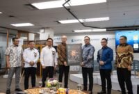 Peluncuran secara simbolik buku Keindahan Laut Pesisir Barat Pulau Obi – Seri I Ikan Karang: Mosaik Kehidupan Laut yang Memikat oleh Vice President Environmental Marine HSE Harita Nickel Windy Prayogo, Kepala Pusat Mutu Pasca Panen Kementerian Kelautan dan Perikanan Catur Sarwanto, Direktur Pengendalian Pemanfaatan Ruang Laut Kementerian Kelautan dan Perikanan Fajar Kurniawan, CEO KG Media Andy Kumala, Komisaris Utama Harita Nickel Donald J Hermanus, Executive Vice President Corporate Communications Harita Nickel Haviez Gautama, Executive Vice President Environmental Affairs Harita Nickel Iwan Syahroni (dari kiri ke kanan) pada Selasa 8 September 2026 di Kompas Institut, Jakarta.