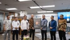 Peluncuran secara simbolik buku Keindahan Laut Pesisir Barat Pulau Obi – Seri I Ikan Karang: Mosaik Kehidupan Laut yang Memikat oleh Vice President Environmental Marine HSE Harita Nickel Windy Prayogo, Kepala Pusat Mutu Pasca Panen Kementerian Kelautan dan Perikanan Catur Sarwanto, Direktur Pengendalian Pemanfaatan Ruang Laut Kementerian Kelautan dan Perikanan Fajar Kurniawan, CEO KG Media Andy Kumala, Komisaris Utama Harita Nickel Donald J Hermanus, Executive Vice President Corporate Communications Harita Nickel Haviez Gautama, Executive Vice President Environmental Affairs Harita Nickel Iwan Syahroni (dari kiri ke kanan) pada Selasa 8 September 2026 di Kompas Institut, Jakarta.