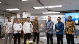 Peluncuran secara simbolik buku Keindahan Laut Pesisir Barat Pulau Obi – Seri I Ikan Karang: Mosaik Kehidupan Laut yang Memikat oleh Vice President Environmental Marine HSE Harita Nickel Windy Prayogo, Kepala Pusat Mutu Pasca Panen Kementerian Kelautan dan Perikanan Catur Sarwanto, Direktur Pengendalian Pemanfaatan Ruang Laut Kementerian Kelautan dan Perikanan Fajar Kurniawan, CEO KG Media Andy Kumala, Komisaris Utama Harita Nickel Donald J Hermanus, Executive Vice President Corporate Communications Harita Nickel Haviez Gautama, Executive Vice President Environmental Affairs Harita Nickel Iwan Syahroni (dari kiri ke kanan) pada Selasa 8 September 2026 di Kompas Institut, Jakarta.