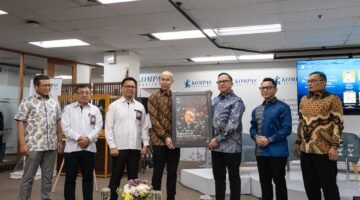 Peluncuran secara simbolik buku Keindahan Laut Pesisir Barat Pulau Obi – Seri I Ikan Karang: Mosaik Kehidupan Laut yang Memikat oleh Vice President Environmental Marine HSE Harita Nickel Windy Prayogo, Kepala Pusat Mutu Pasca Panen Kementerian Kelautan dan Perikanan Catur Sarwanto, Direktur Pengendalian Pemanfaatan Ruang Laut Kementerian Kelautan dan Perikanan Fajar Kurniawan, CEO KG Media Andy Kumala, Komisaris Utama Harita Nickel Donald J Hermanus, Executive Vice President Corporate Communications Harita Nickel Haviez Gautama, Executive Vice President Environmental Affairs Harita Nickel Iwan Syahroni (dari kiri ke kanan) pada Selasa 8 September 2026 di Kompas Institut, Jakarta.
