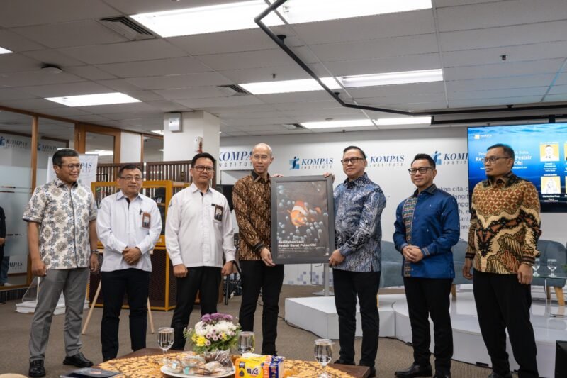 Peluncuran secara simbolik buku Keindahan Laut Pesisir Barat Pulau Obi – Seri I Ikan Karang: Mosaik Kehidupan Laut yang Memikat oleh Vice President Environmental Marine HSE Harita Nickel Windy Prayogo, Kepala Pusat Mutu Pasca Panen Kementerian Kelautan dan Perikanan Catur Sarwanto, Direktur Pengendalian Pemanfaatan Ruang Laut Kementerian Kelautan dan Perikanan Fajar Kurniawan, CEO KG Media Andy Kumala, Komisaris Utama Harita Nickel Donald J Hermanus, Executive Vice President Corporate Communications Harita Nickel Haviez Gautama, Executive Vice President Environmental Affairs Harita Nickel Iwan Syahroni (dari kiri ke kanan) pada Selasa 8 September 2026 di Kompas Institut, Jakarta.